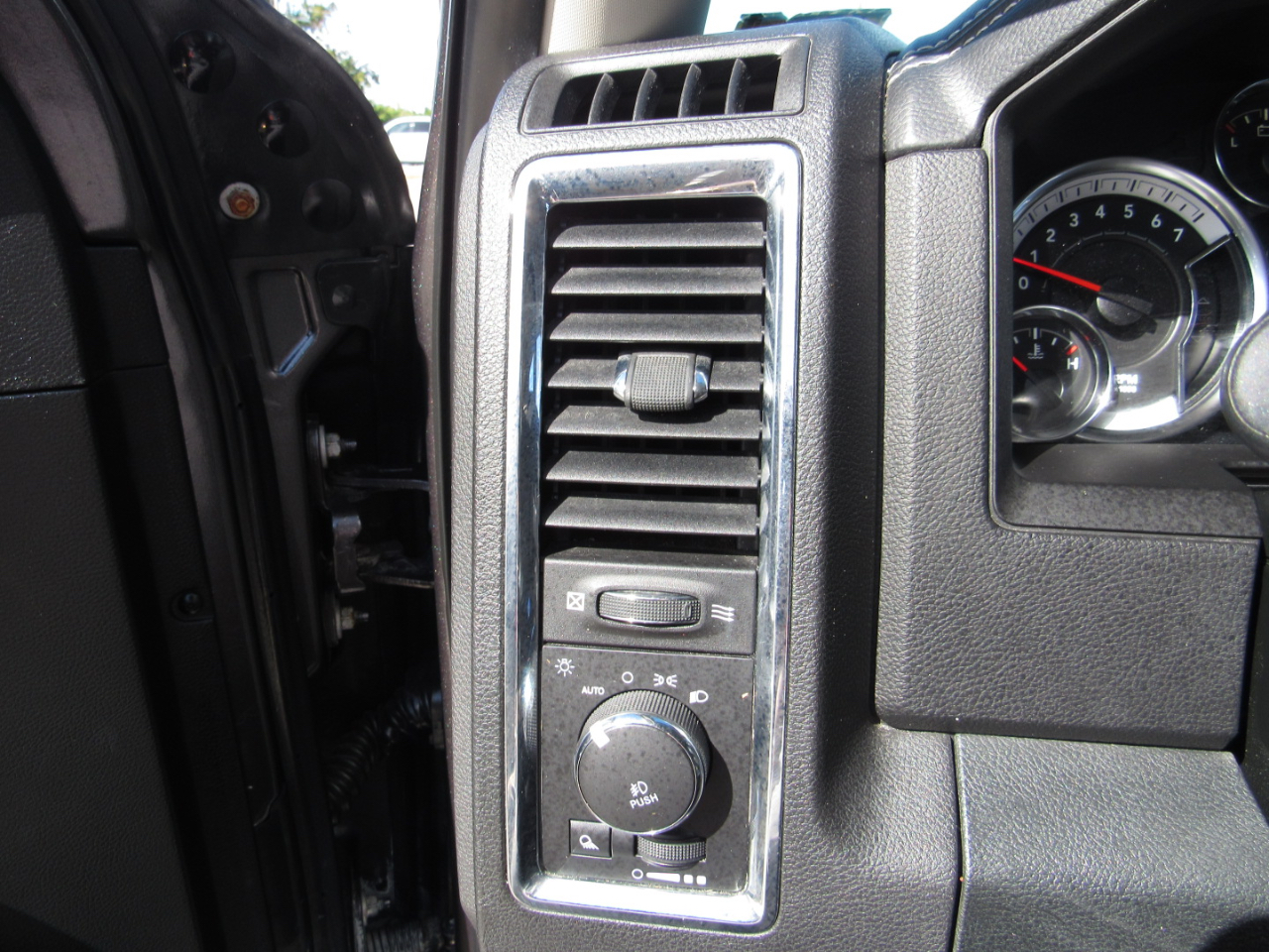 RAM 1500 Laramie 4x2 Crew Cab 5'7" Box 2018 RAM 1500 Laramie 4x2 Crew Cab 5'7" Box 2018