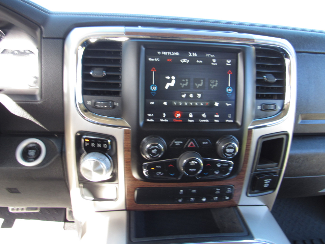RAM 1500 Laramie 4x2 Crew Cab 5'7" Box 2018 RAM 1500 Laramie 4x2 Crew Cab 5'7" Box 2018