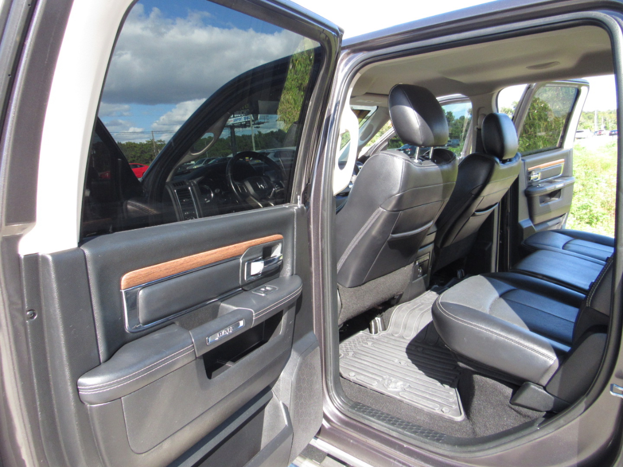 RAM 1500 Laramie 4x2 Crew Cab 5'7" Box 2018 RAM 1500 Laramie 4x2 Crew Cab 5'7" Box 2018