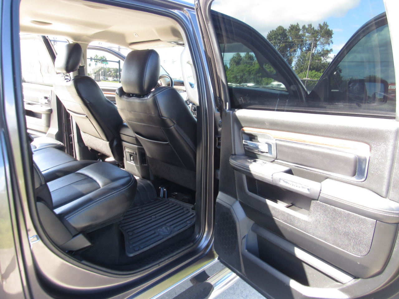 RAM 1500 Laramie 4x2 Crew Cab 5'7" Box 2018 RAM 1500 Laramie 4x2 Crew Cab 5'7" Box 2018