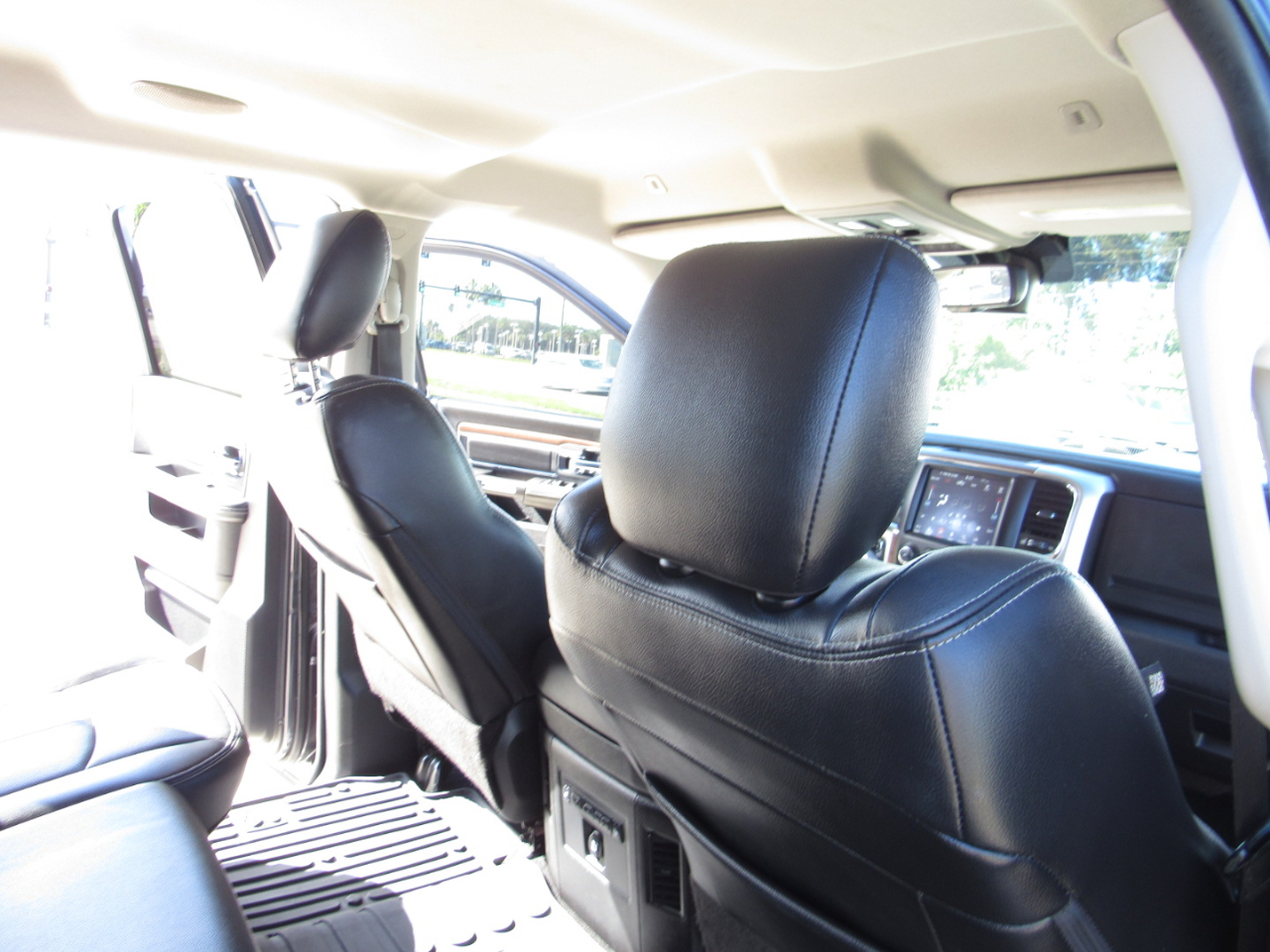 RAM 1500 Laramie 4x2 Crew Cab 5'7" Box 2018 RAM 1500 Laramie 4x2 Crew Cab 5'7" Box 2018