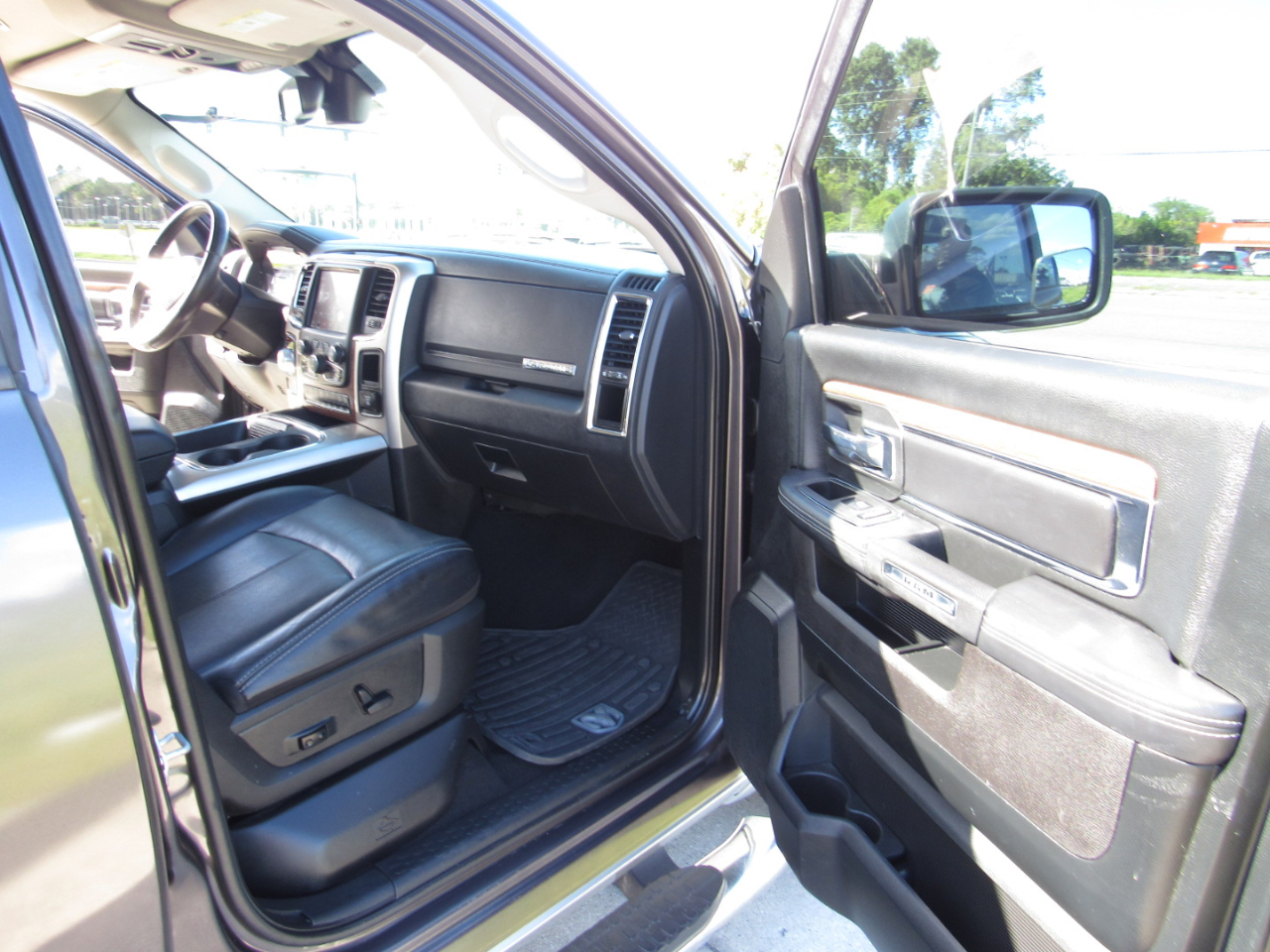 RAM 1500 Laramie 4x2 Crew Cab 5'7" Box 2018 RAM 1500 Laramie 4x2 Crew Cab 5'7" Box 2018