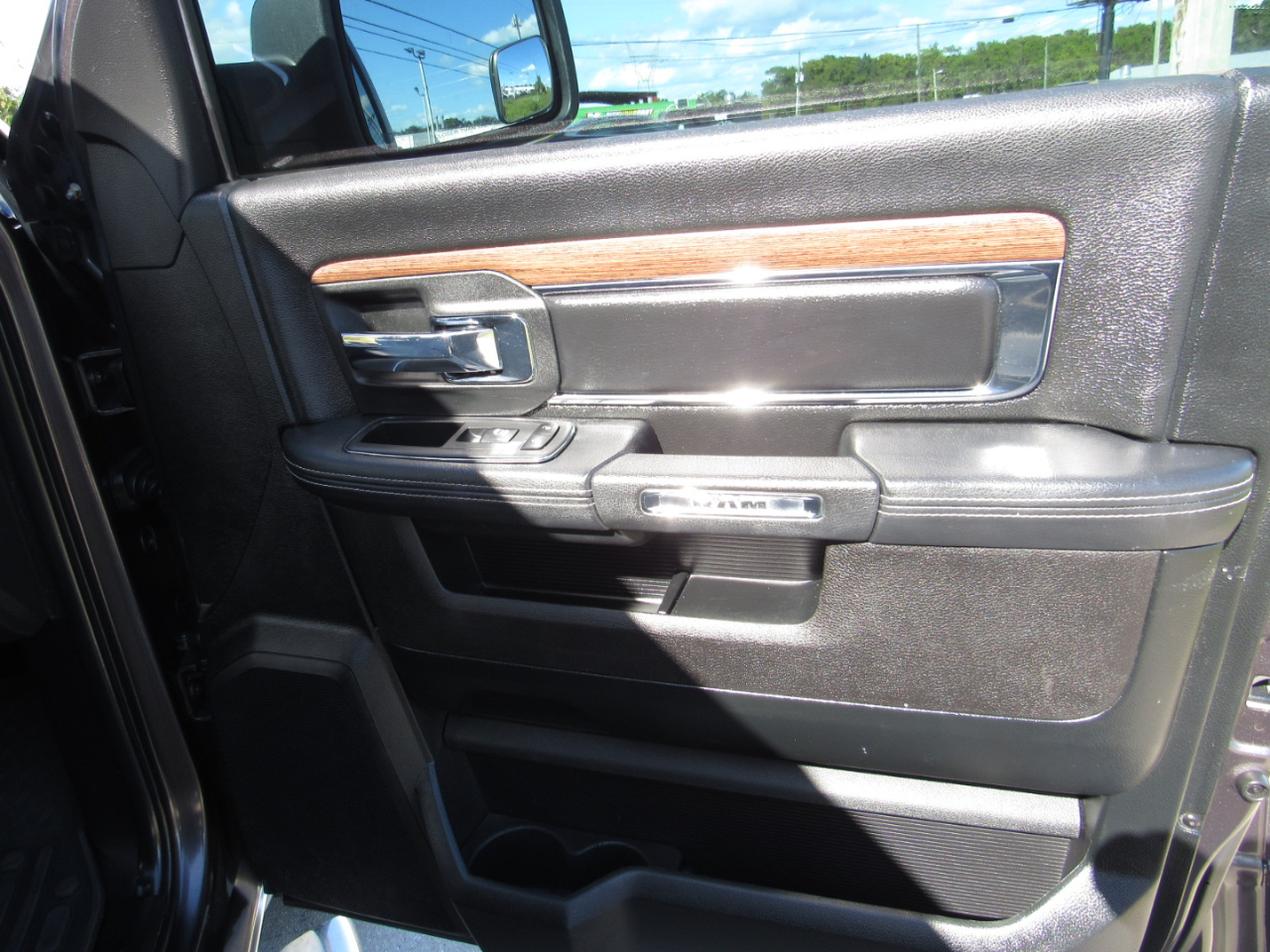 RAM 1500 Laramie 4x2 Crew Cab 5'7" Box 2018 RAM 1500 Laramie 4x2 Crew Cab 5'7" Box 2018