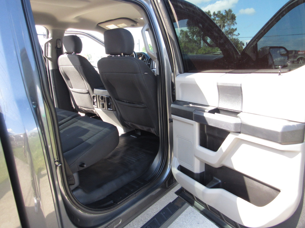 Ford F-150 Lariat 2WD SuperCrew 5.5' Box 2020 Ford F-150 Lariat 2WD SuperCrew 5.5' Box 2020