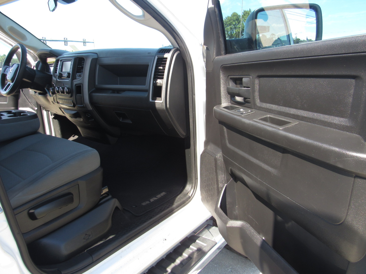 RAM 1500 Express 4x2 Quad Cab 6'4" Box 2018 RAM 1500 Express 4x2 Quad Cab 6'4" Box 2018