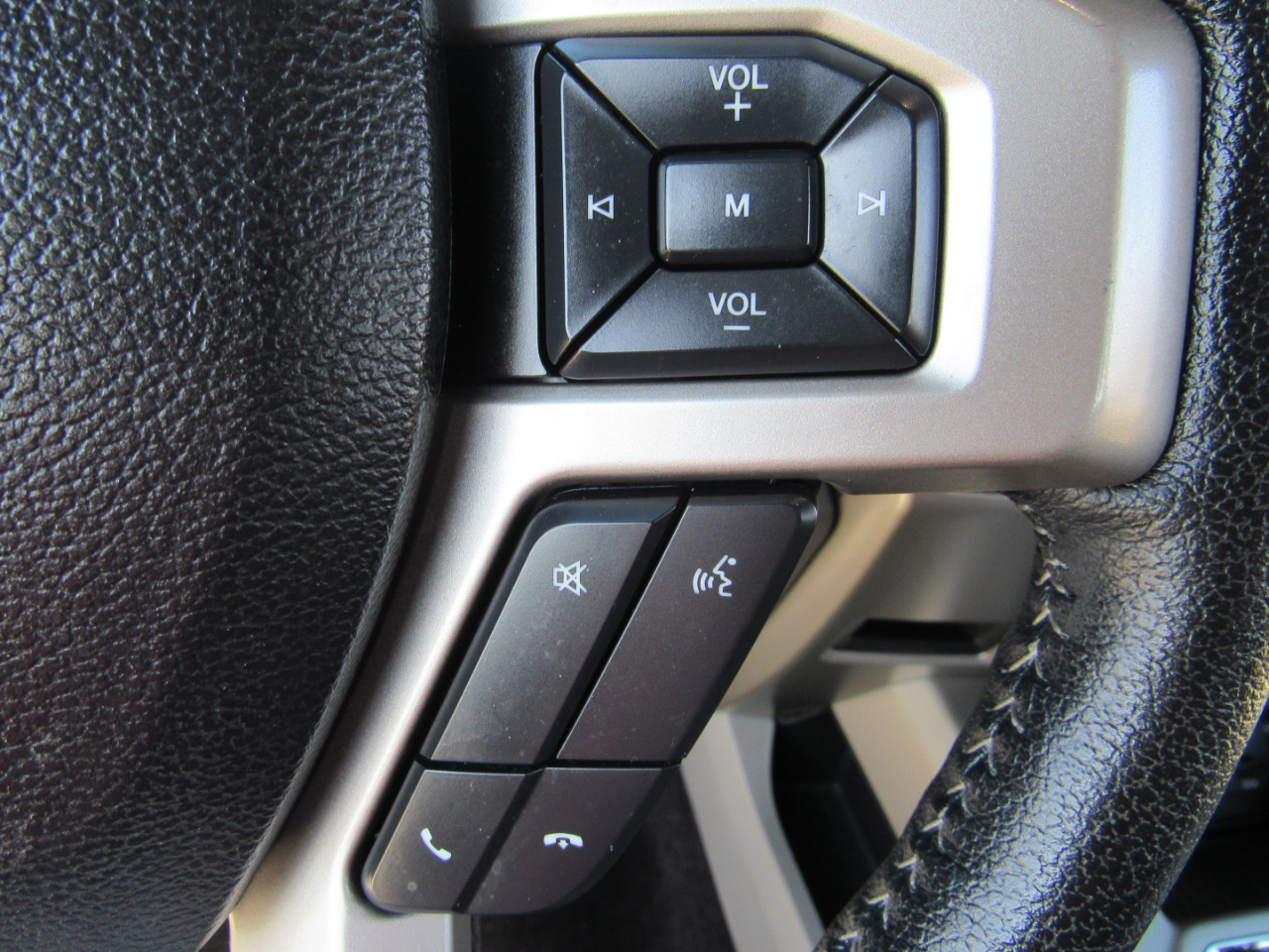 Ford F-150 2WD SuperCrew 145" Lariat 2015