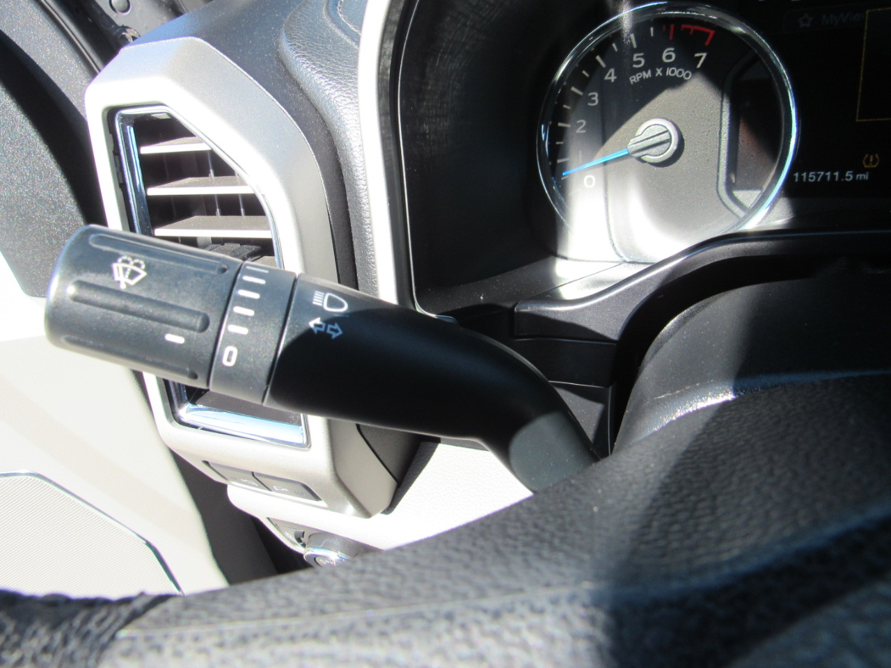 Ford F-150 2WD SuperCrew 145" Lariat 2015