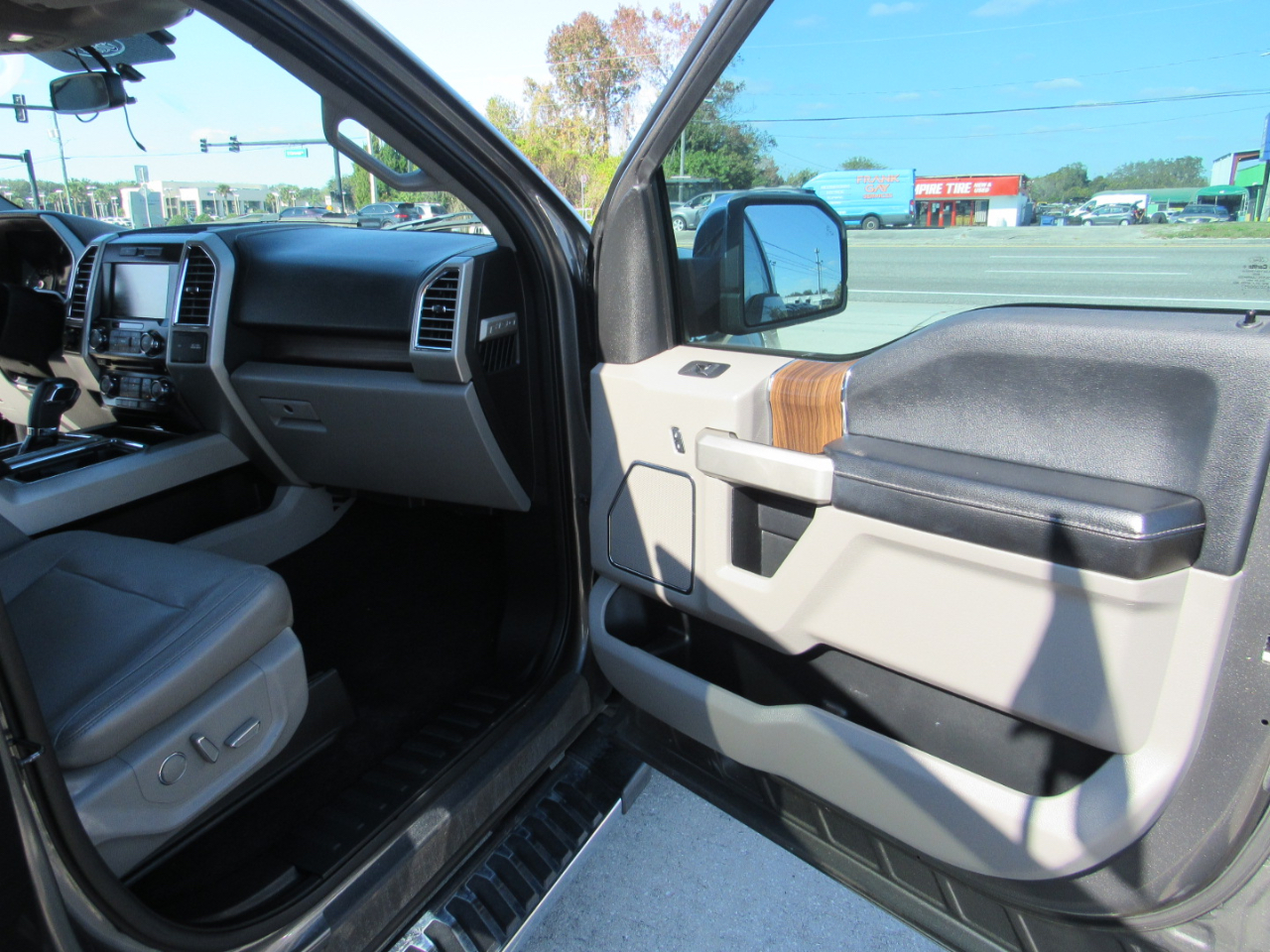 Ford F-150 2WD SuperCrew 145" Lariat 2015
