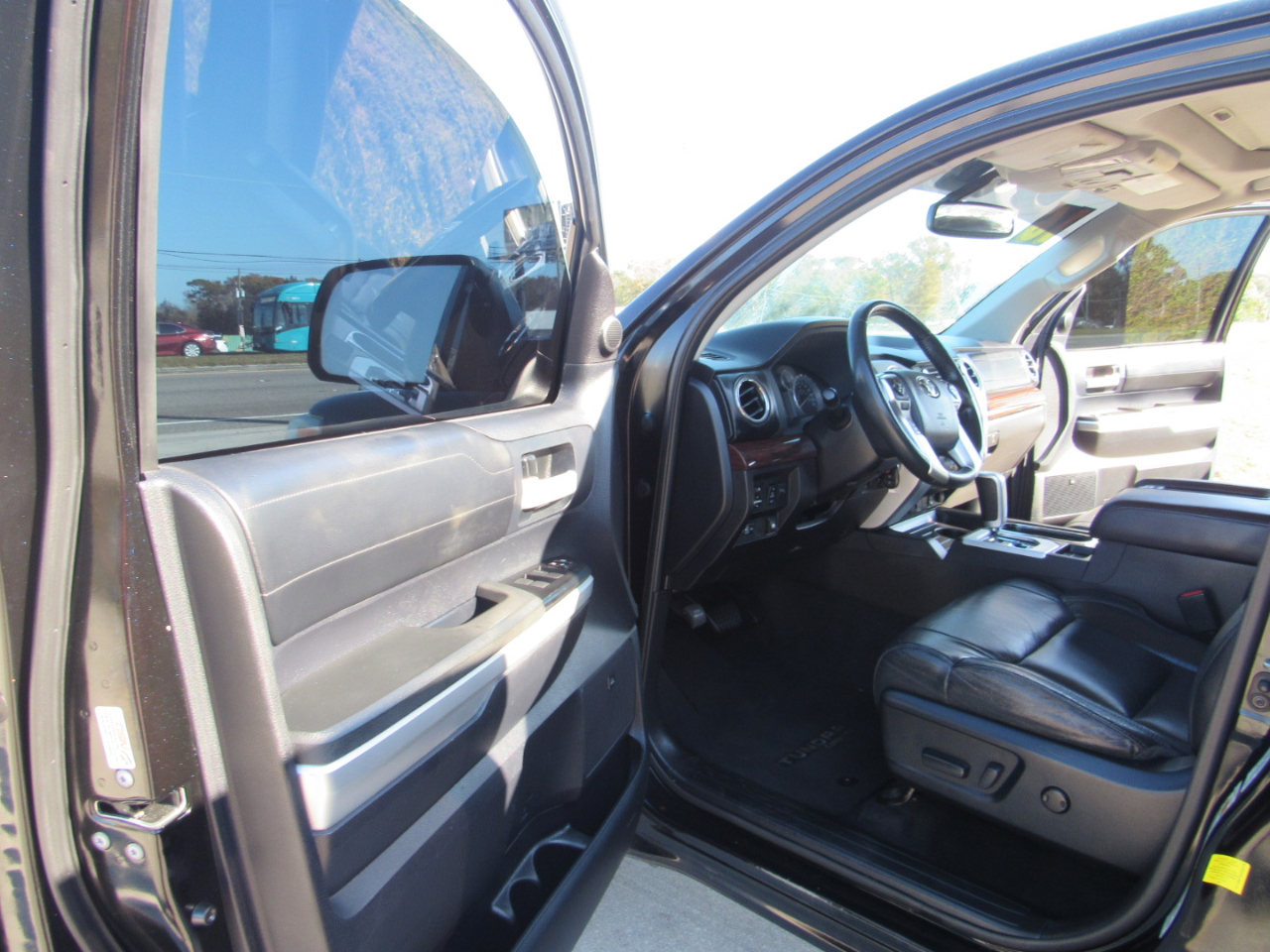 Toyota Tundra 2WD Truck CrewMax 5.7L FFV V8 6-Spd AT LTD (Natl) 2016