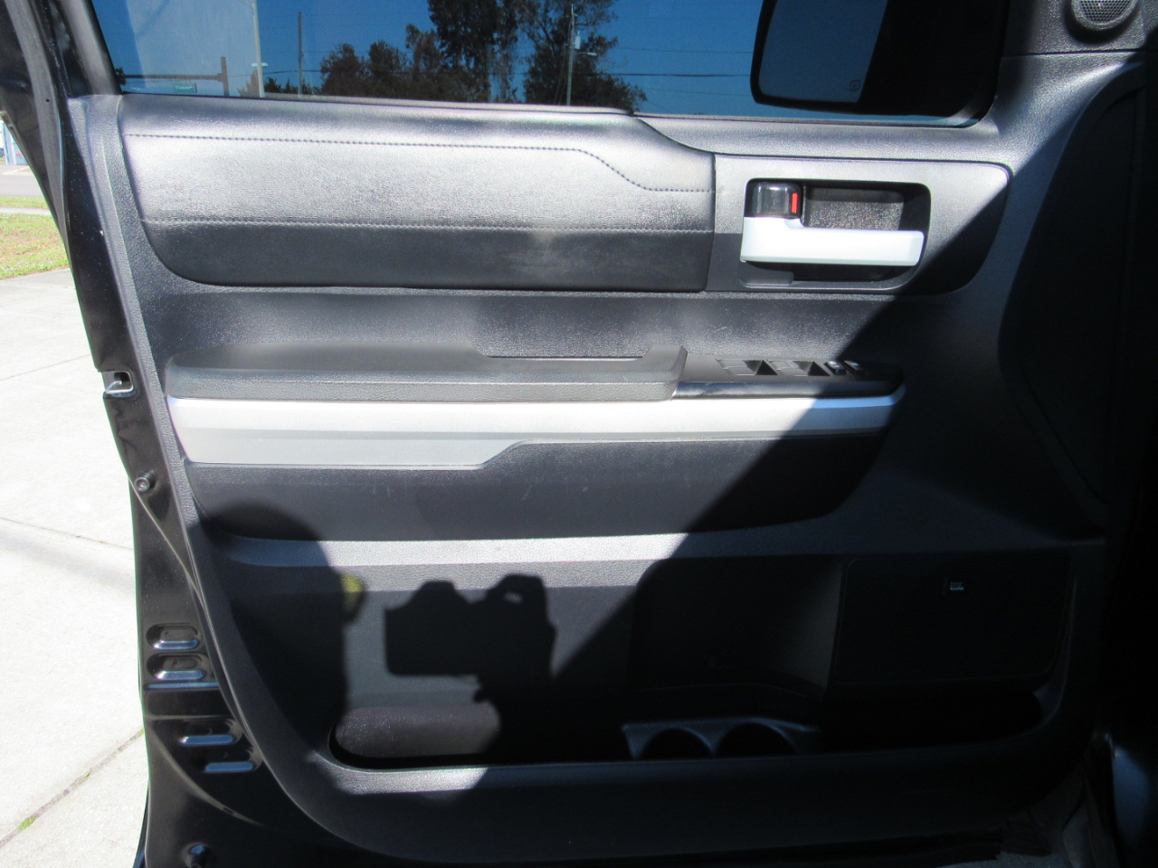 Toyota Tundra 2WD Truck CrewMax 5.7L FFV V8 6-Spd AT LTD (Natl) 2016