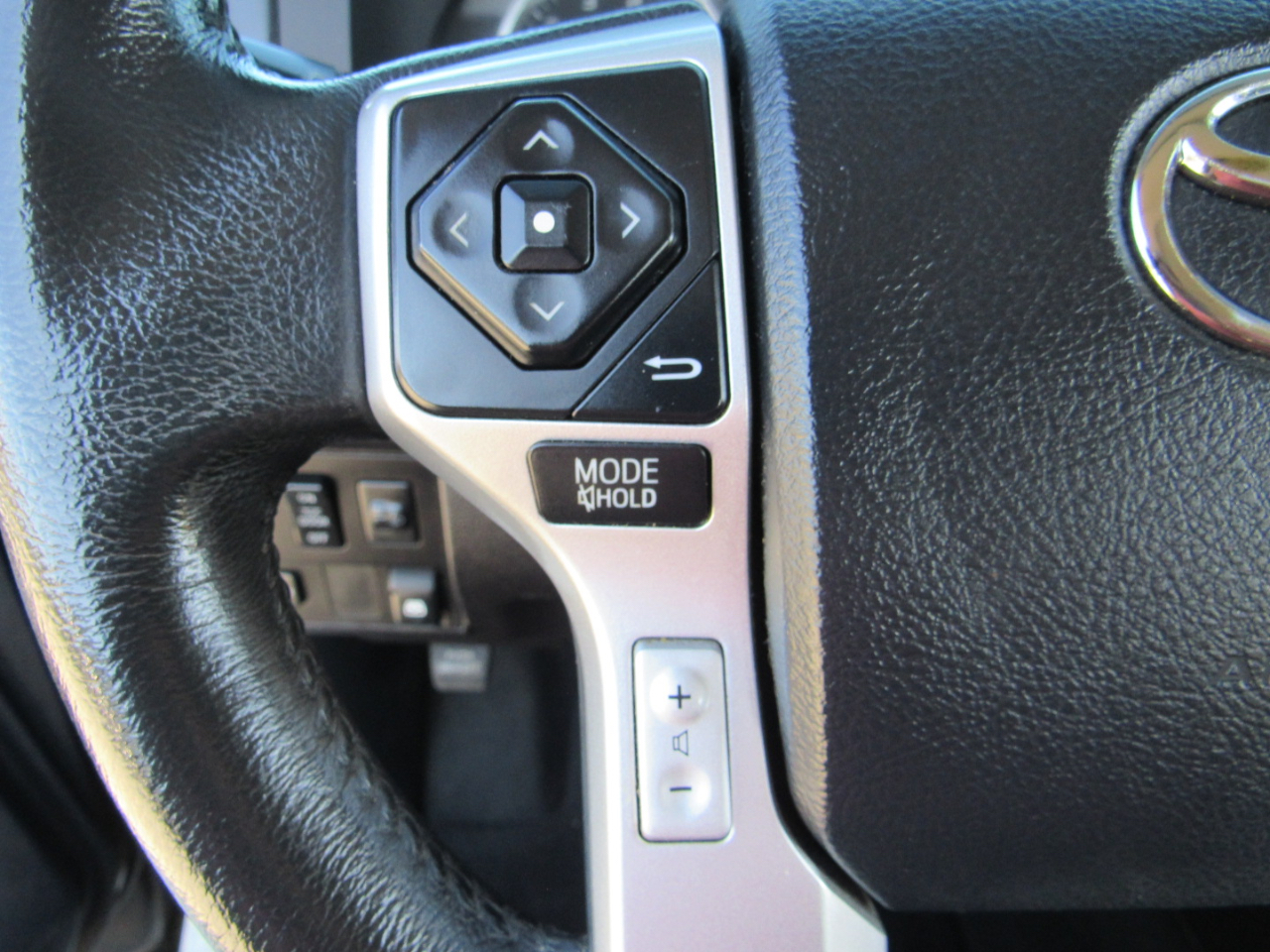 Toyota Tundra 2WD Truck CrewMax 5.7L FFV V8 6-Spd AT LTD (Natl) 2016