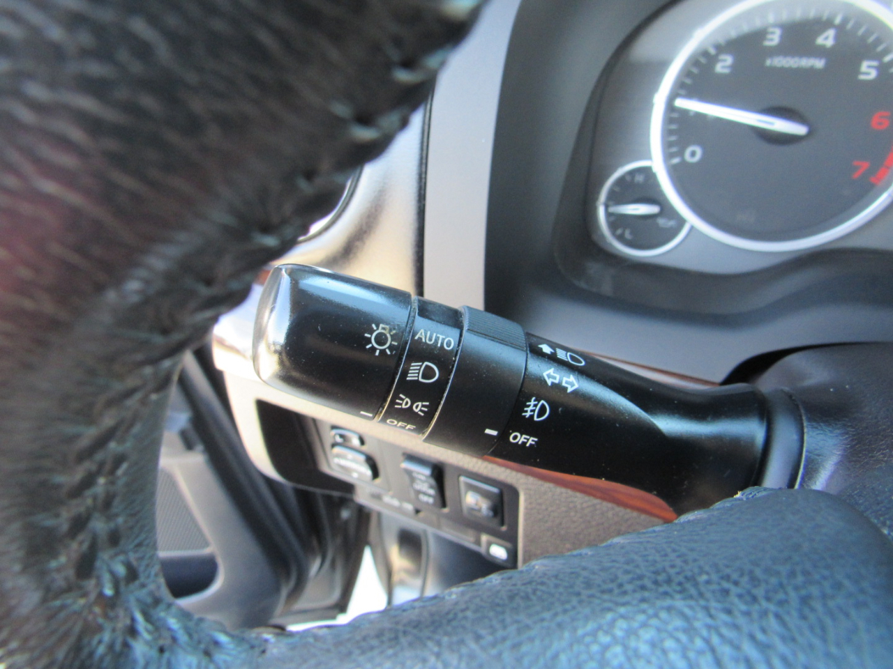 Toyota Tundra 2WD Truck CrewMax 5.7L FFV V8 6-Spd AT LTD (Natl) 2016