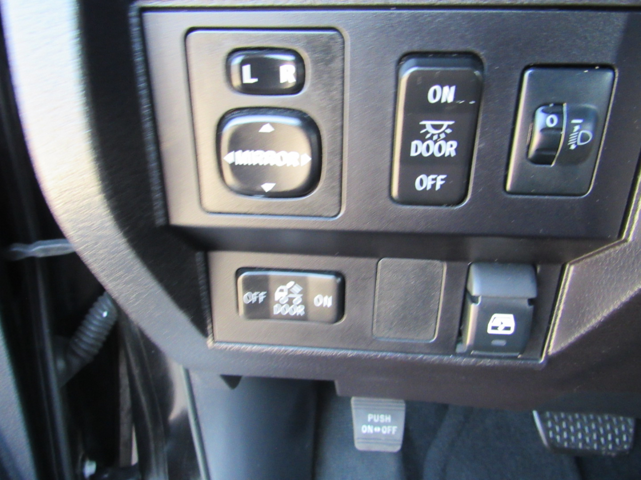 Toyota Tundra 2WD Truck CrewMax 5.7L FFV V8 6-Spd AT LTD (Natl) 2016