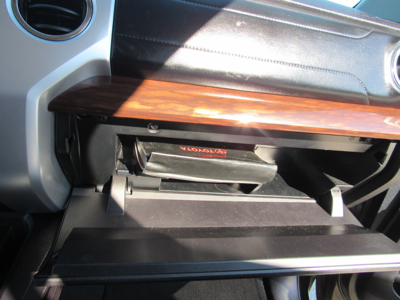 Toyota Tundra 2WD Truck CrewMax 5.7L FFV V8 6-Spd AT LTD (Natl) 2016