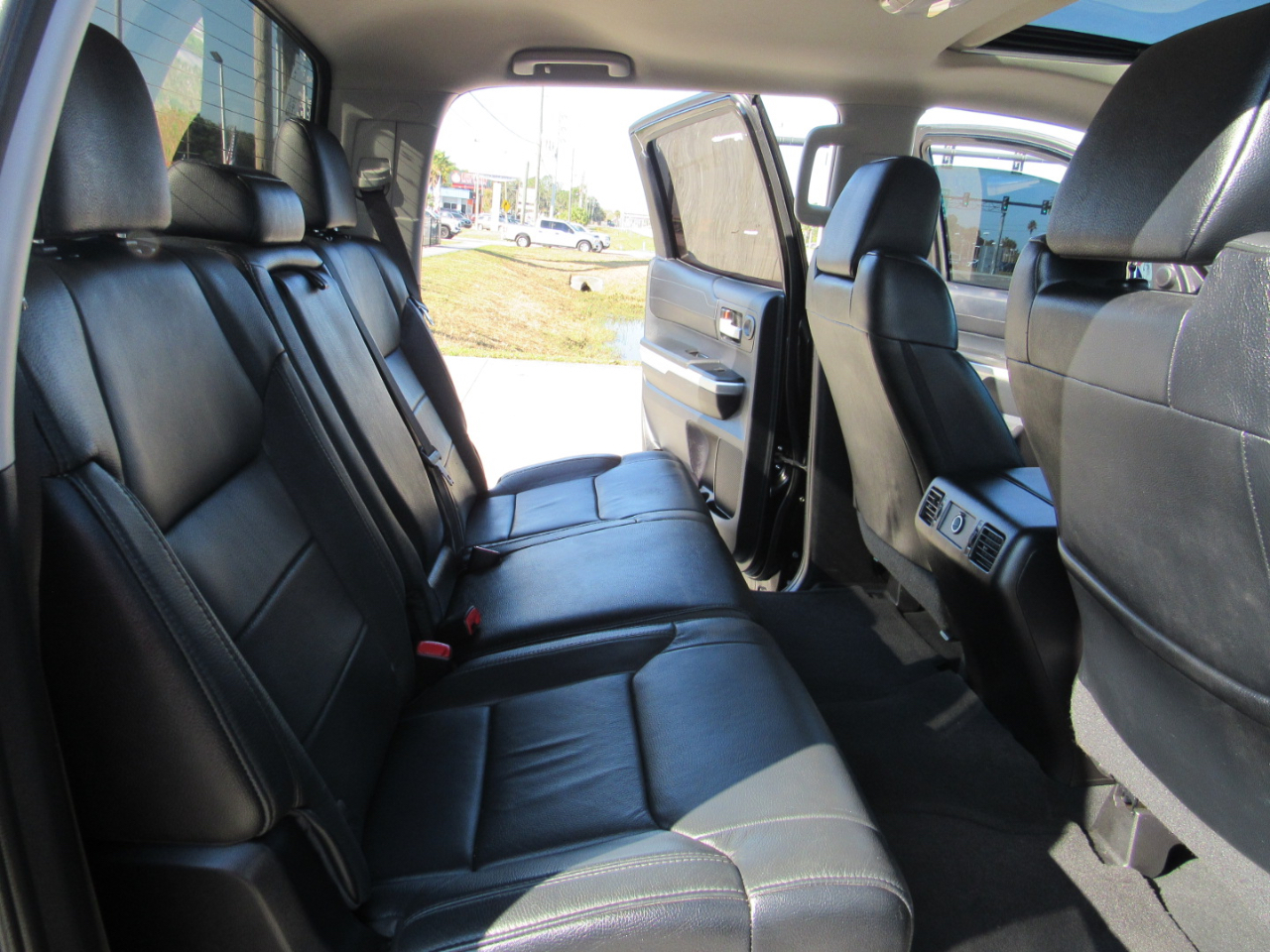 Toyota Tundra 2WD Truck CrewMax 5.7L FFV V8 6-Spd AT LTD (Natl) 2016