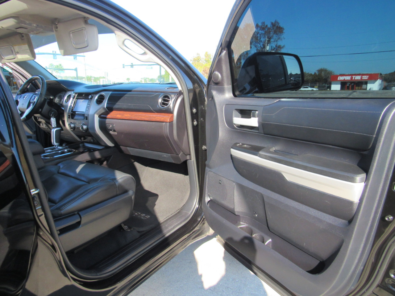 Toyota Tundra 2WD Truck CrewMax 5.7L FFV V8 6-Spd AT LTD (Natl) 2016