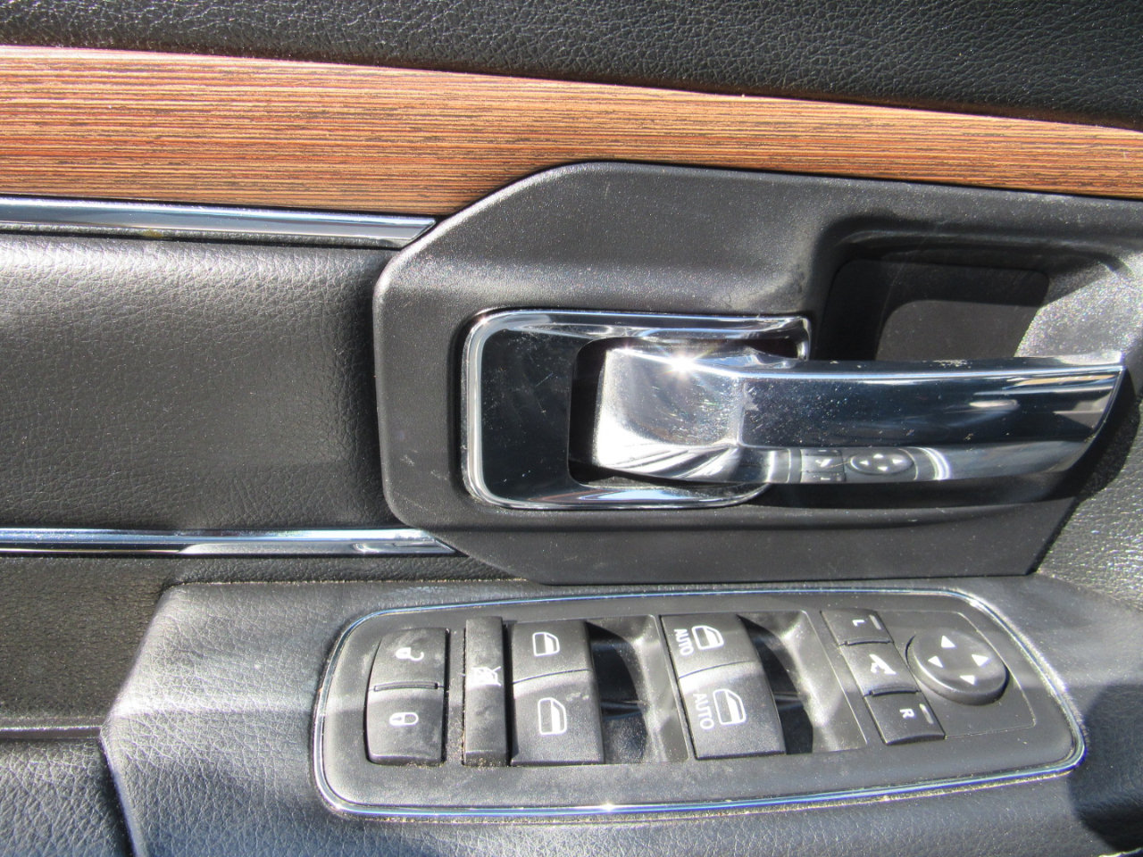 RAM 1500 2WD Crew Cab 140.5" Laramie 2016