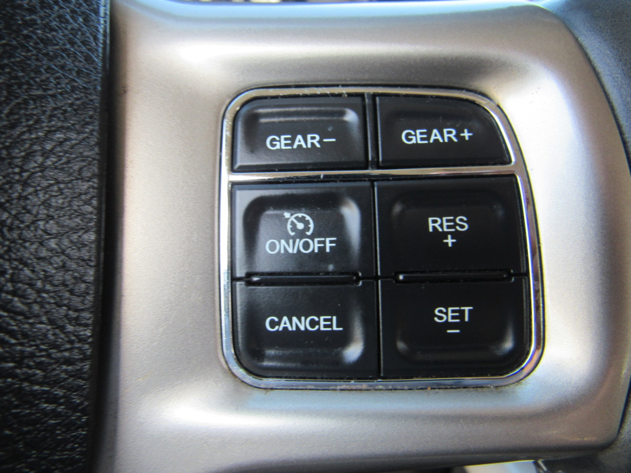 RAM 1500 2WD Crew Cab 140.5" Laramie 2016