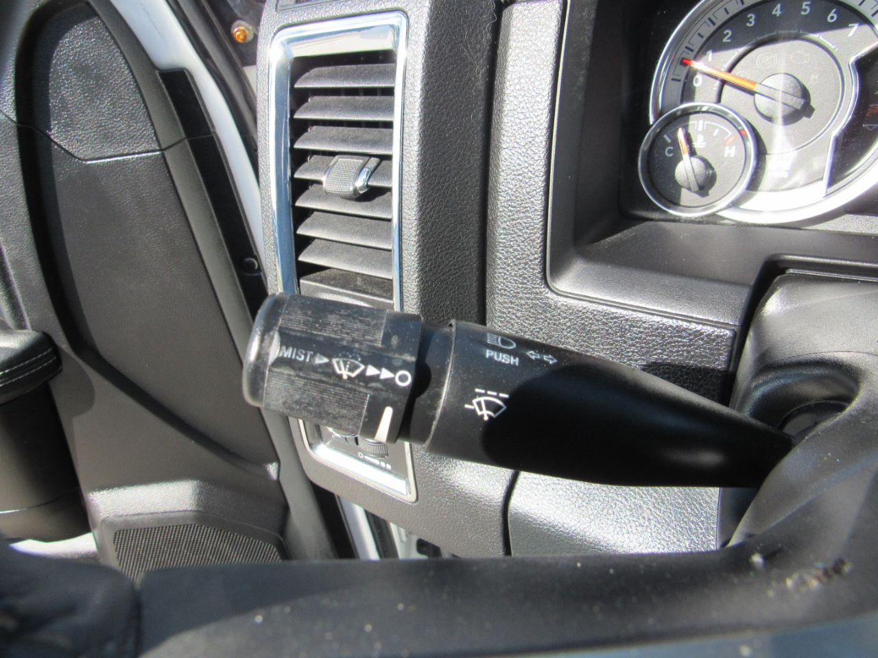 RAM 1500 2WD Crew Cab 140.5" Laramie 2016