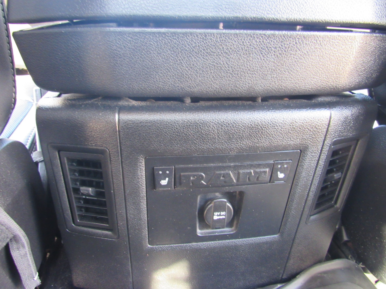 RAM 1500 2WD Crew Cab 140.5" Laramie 2016