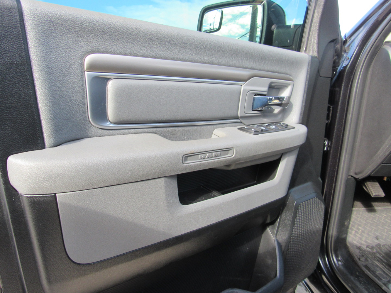 RAM 1500 Big Horn 4x4 Crew Cab 5'7" Box 2017