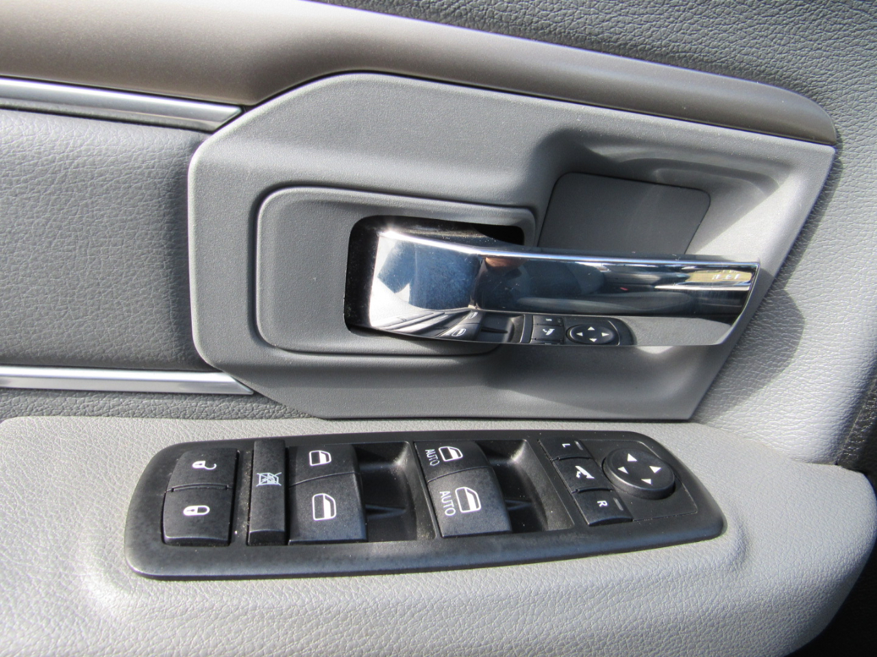 RAM 1500 Big Horn 4x4 Crew Cab 5'7" Box 2017