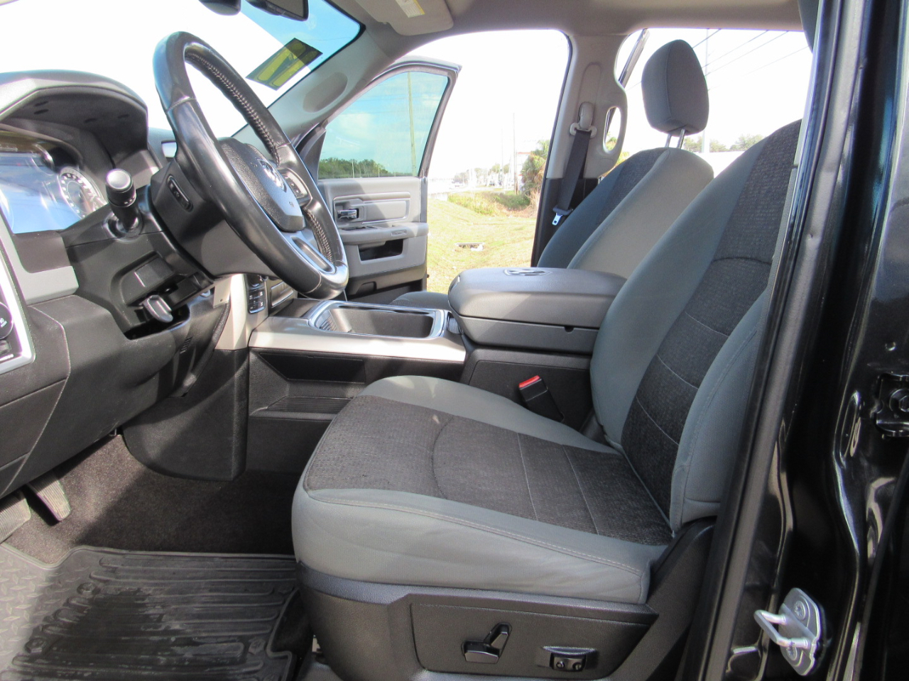 RAM 1500 Big Horn 4x4 Crew Cab 5'7" Box 2017