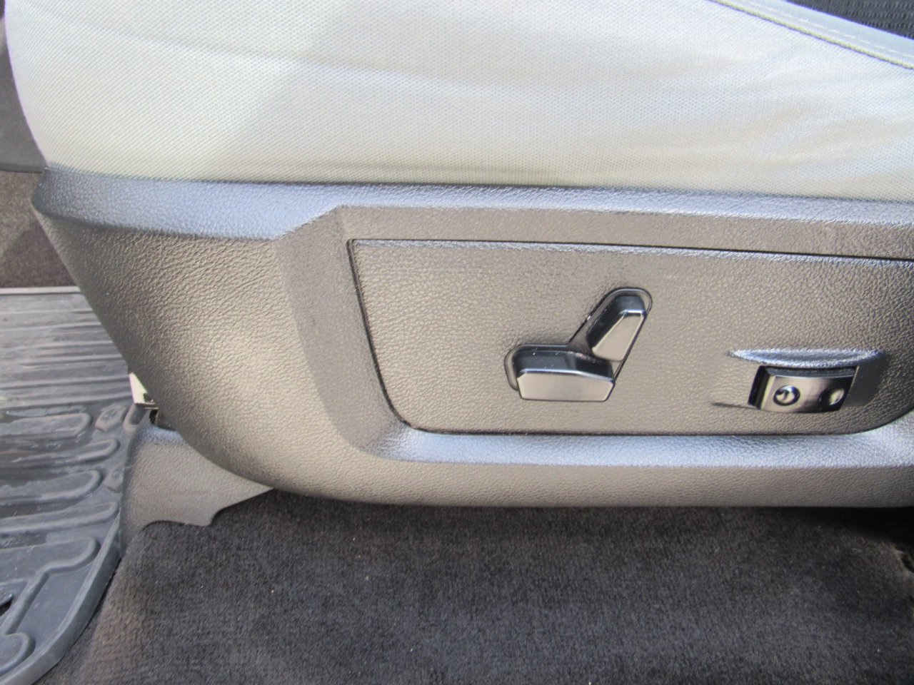 RAM 1500 Big Horn 4x4 Crew Cab 5'7" Box 2017