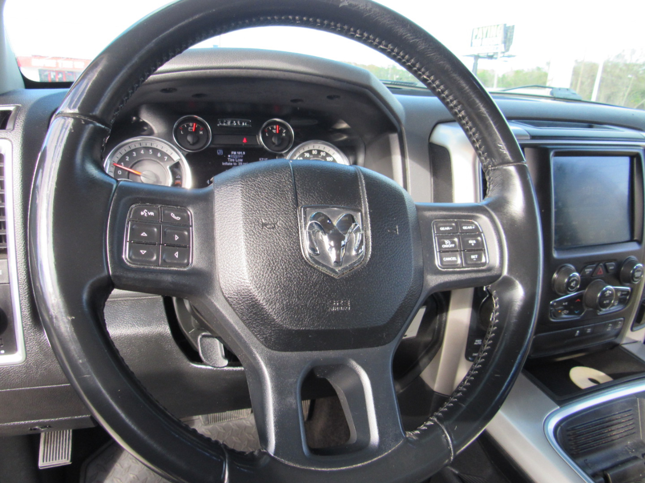 RAM 1500 Big Horn 4x4 Crew Cab 5'7" Box 2017