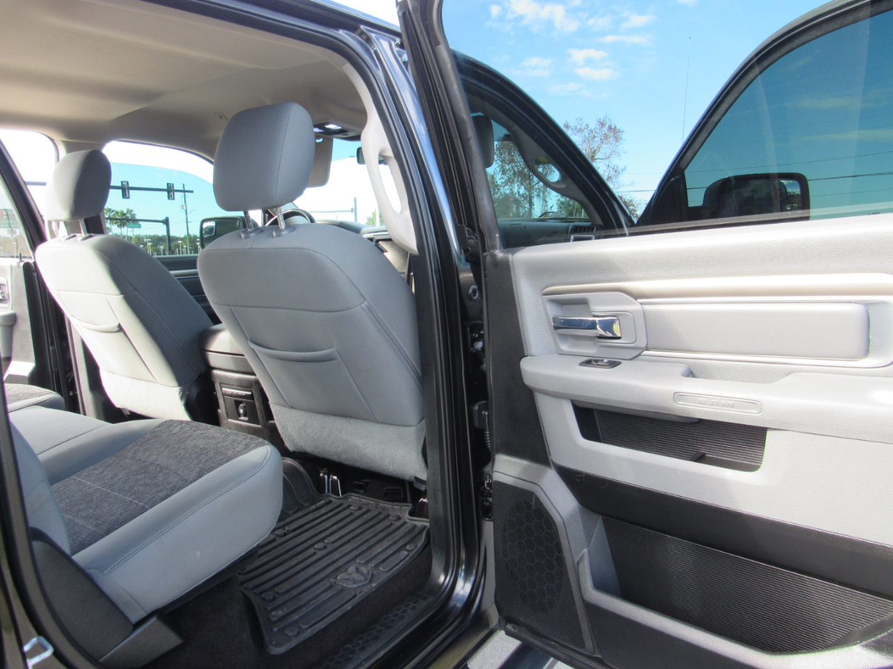 RAM 1500 Big Horn 4x4 Crew Cab 5'7" Box 2017