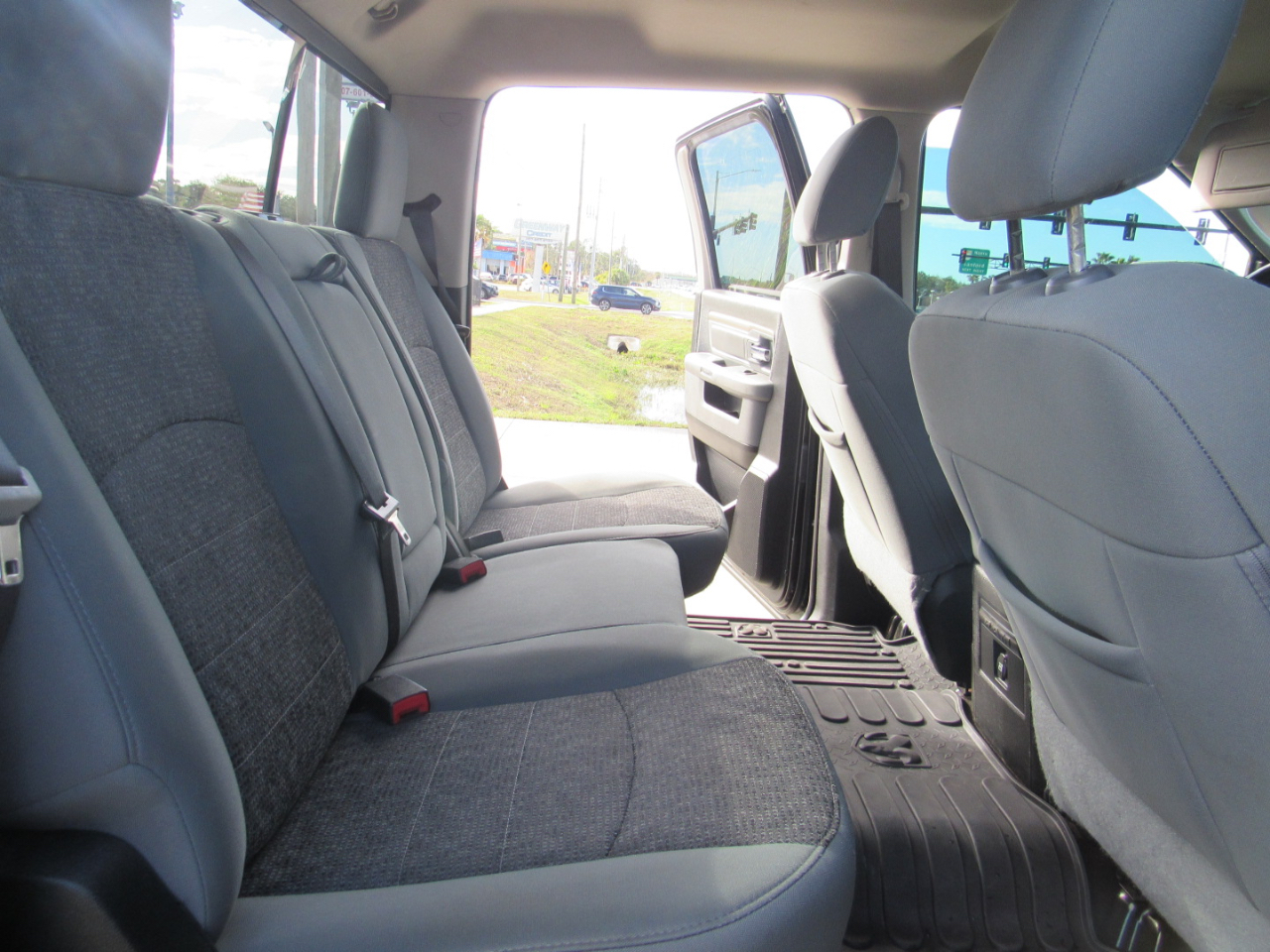 RAM 1500 Big Horn 4x4 Crew Cab 5'7" Box 2017