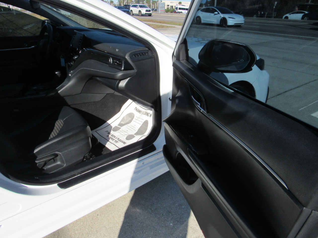 Toyota Camry SE Auto (Natl) 2021