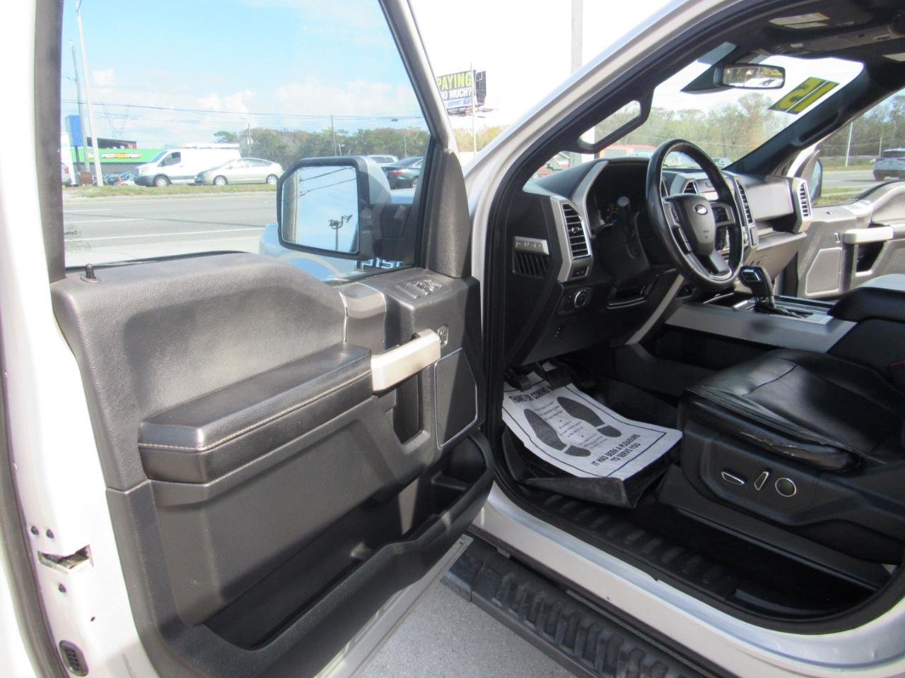 Ford F-150 4WD SuperCrew 145" Lariat 2015