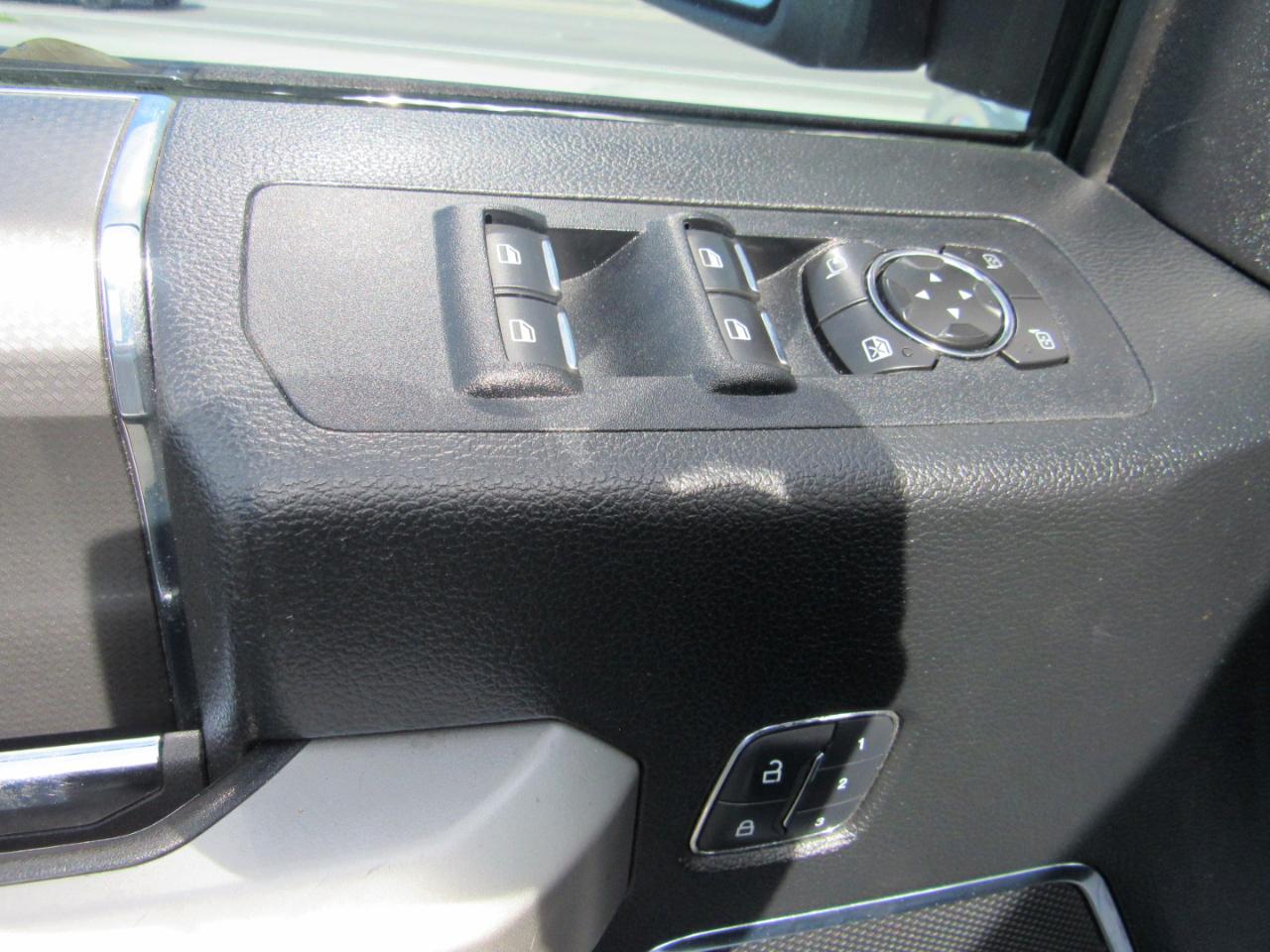 Ford F-150 4WD SuperCrew 145" Lariat 2015