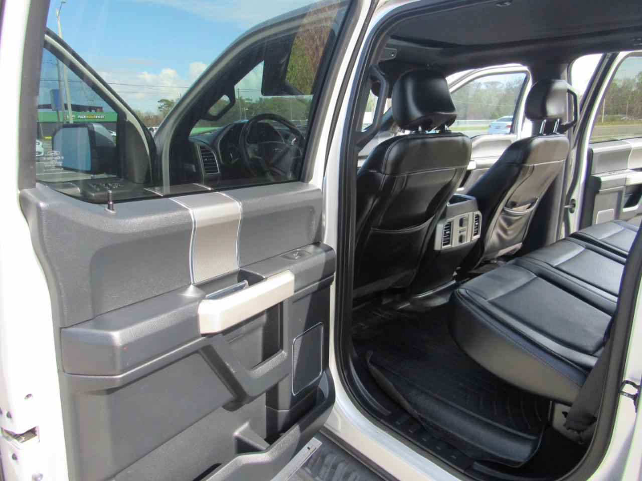 Ford F-150 4WD SuperCrew 145" Lariat 2015