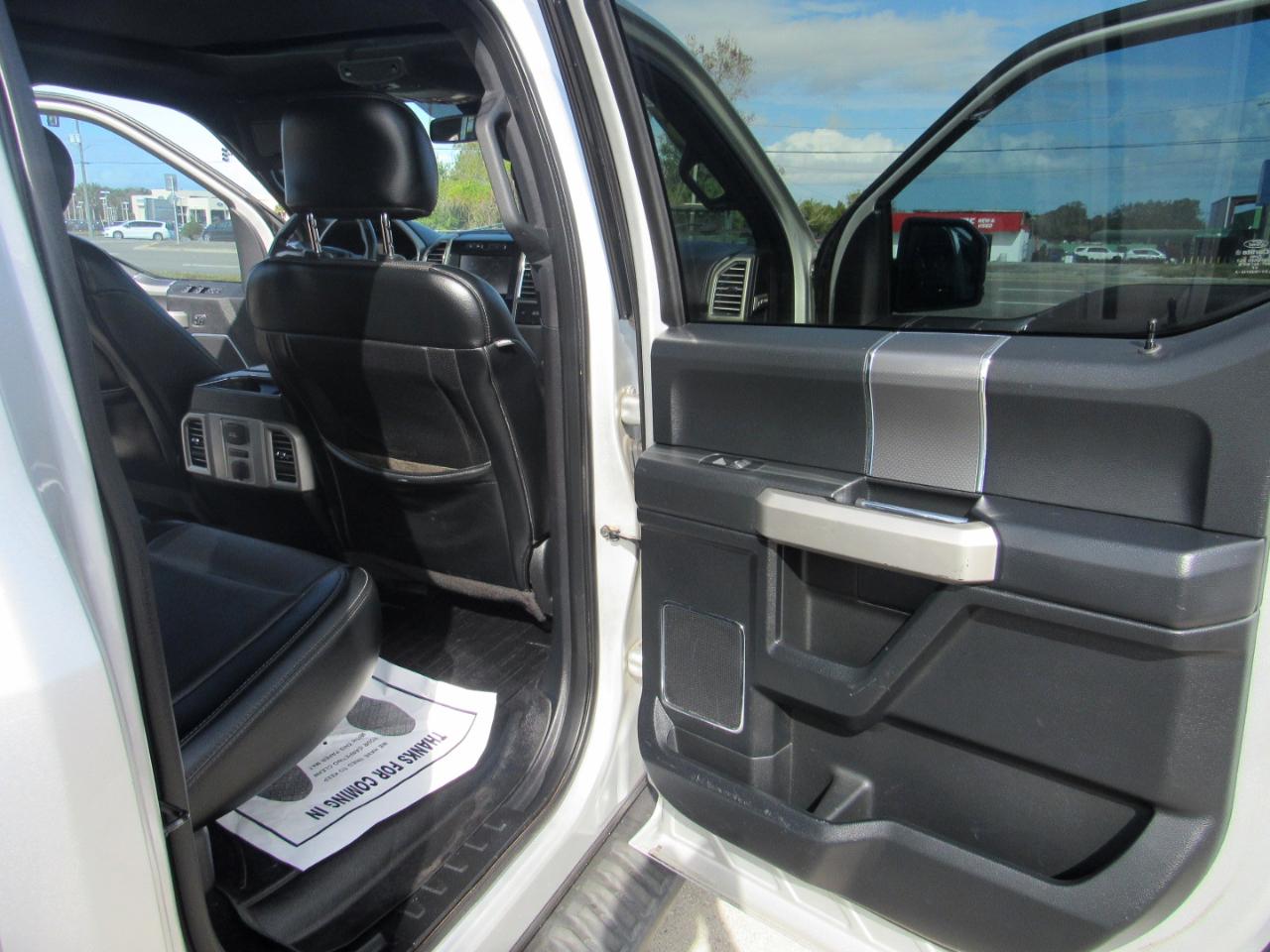 Ford F-150 4WD SuperCrew 145" Lariat 2015