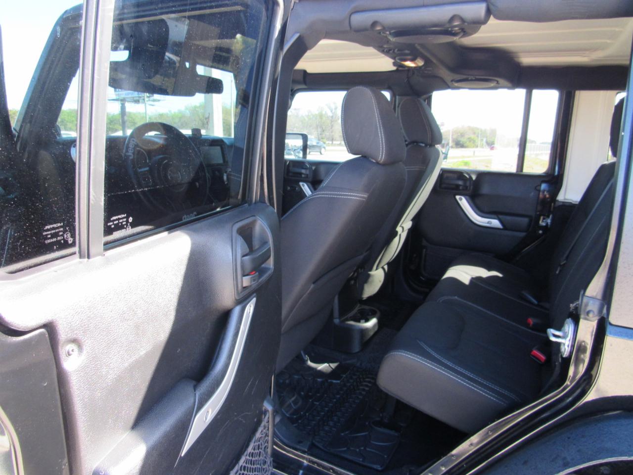 Jeep Wrangler Unlimited 4WD 4dr Sahara 2014