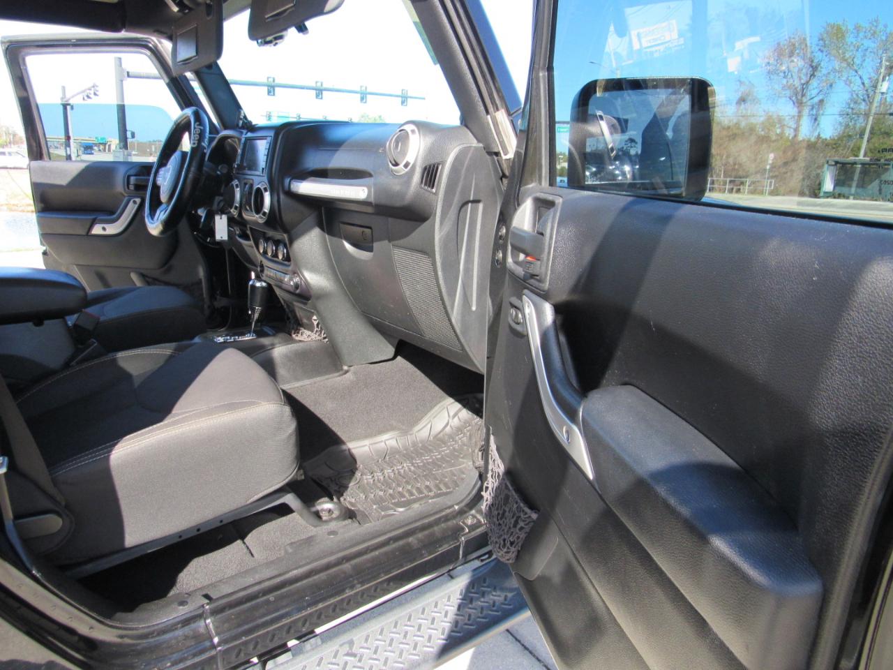 Jeep Wrangler Unlimited 4WD 4dr Sahara 2014