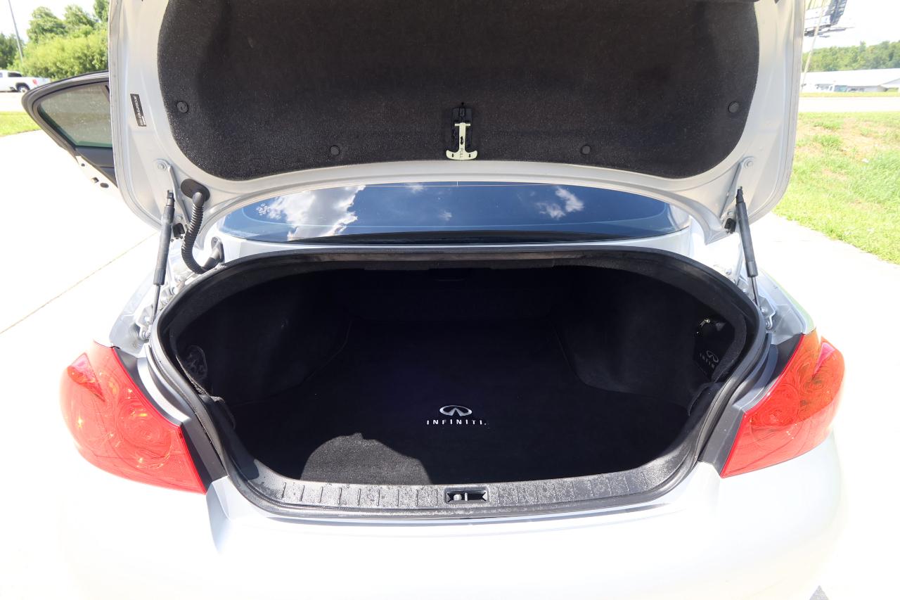 Infiniti Q40 4dr Sdn RWD 2015