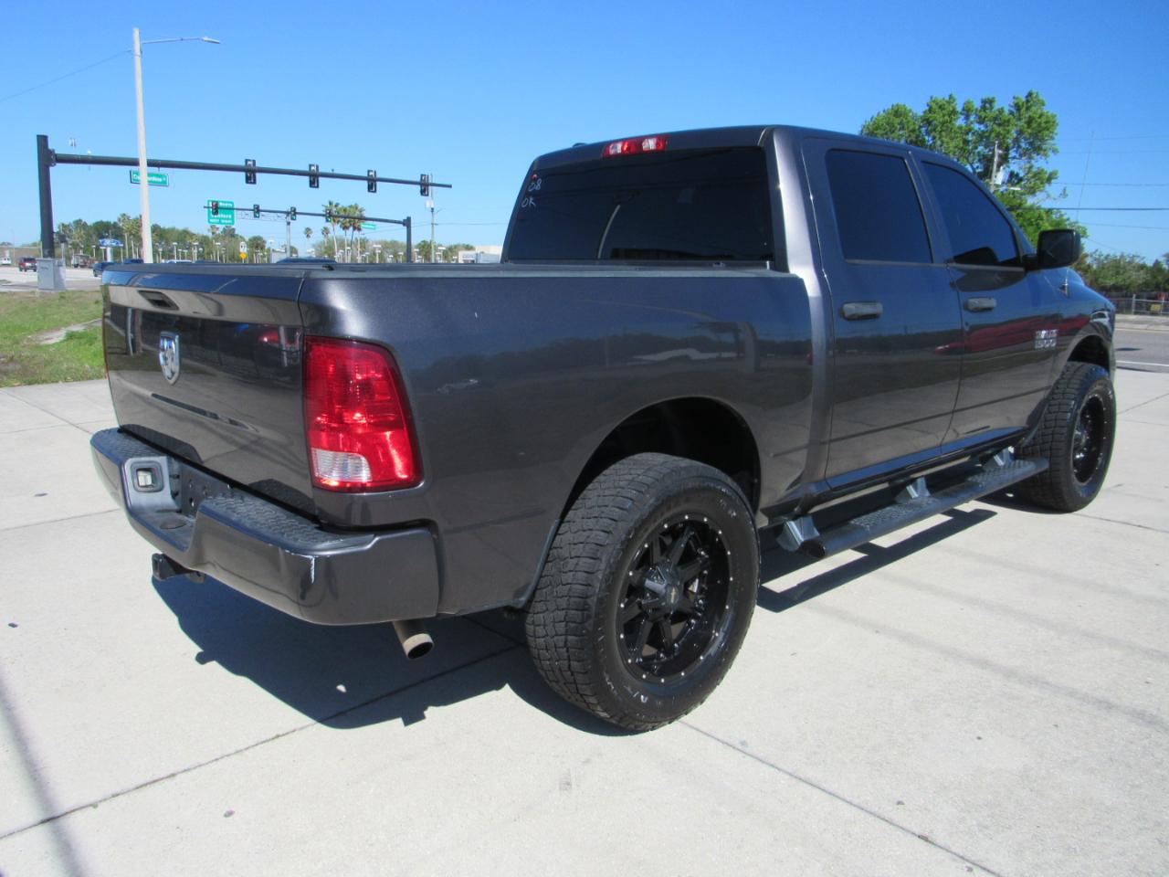 RAM 1500 Express 4x2 Crew Cab 5'7" Box 2018