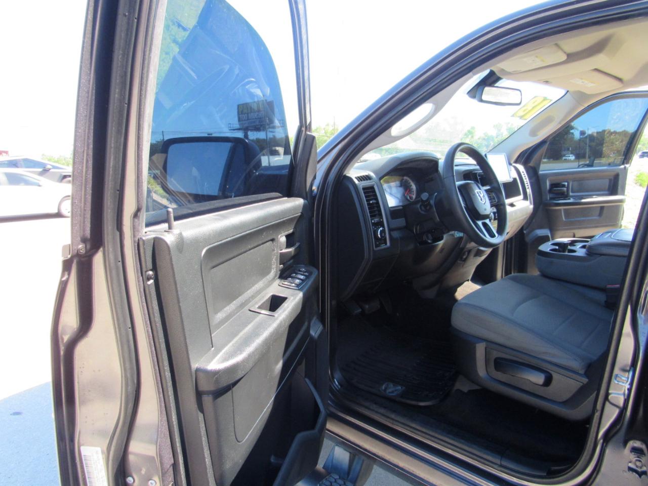 RAM 1500 Express 4x2 Crew Cab 5'7" Box 2018