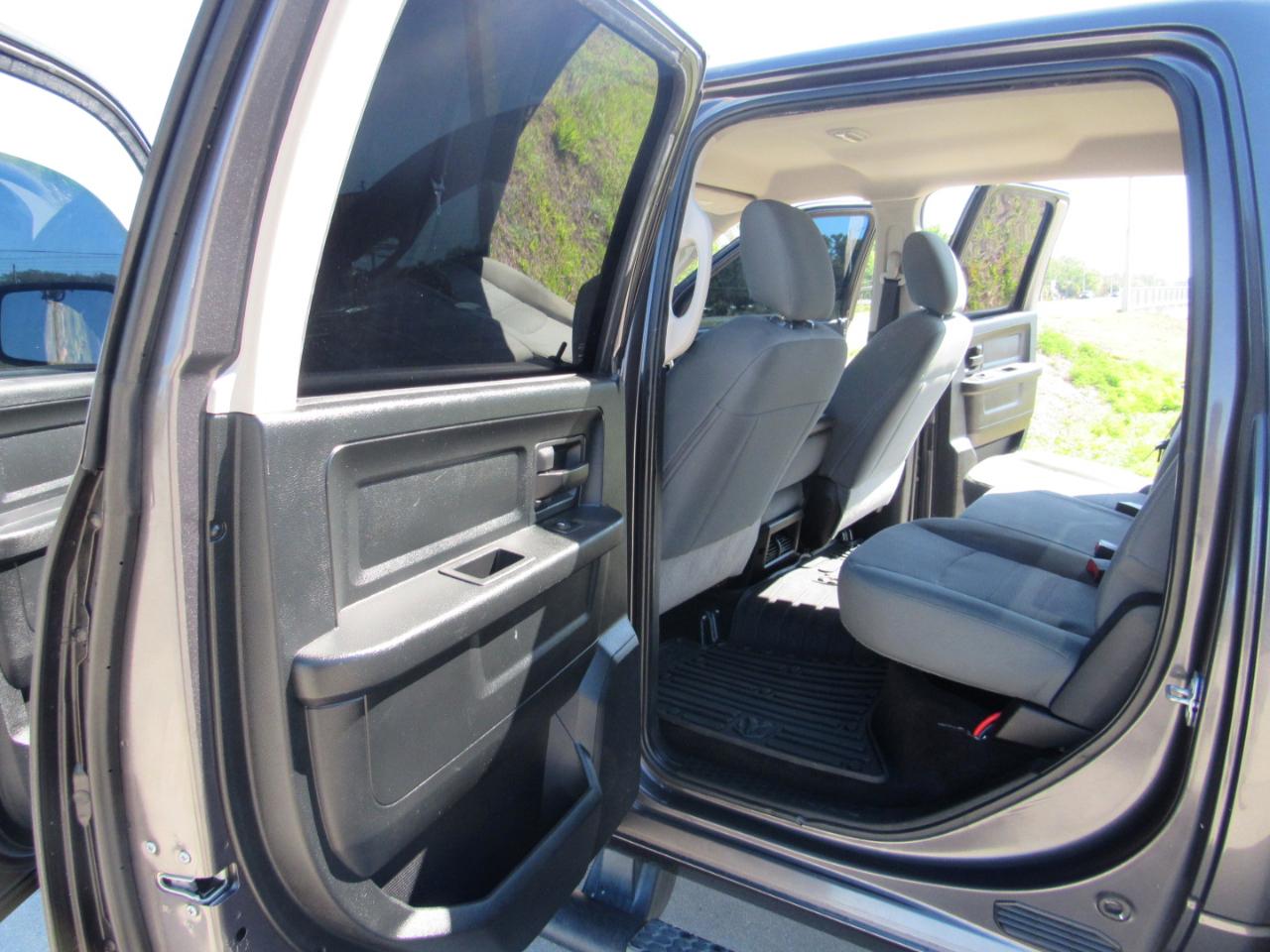 RAM 1500 Express 4x2 Crew Cab 5'7" Box 2018