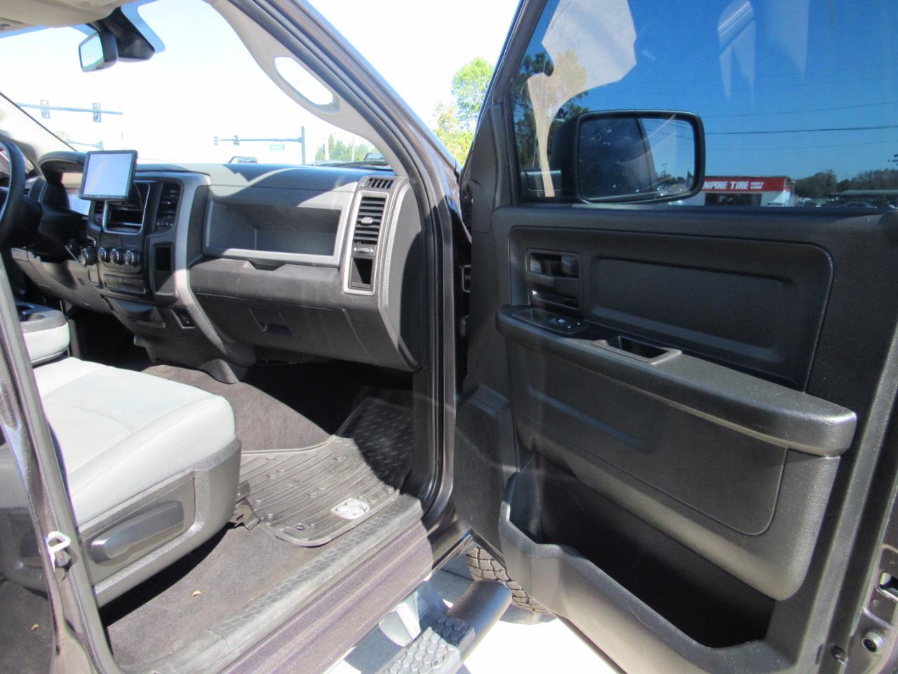 RAM 1500 Express 4x2 Crew Cab 5'7" Box 2018