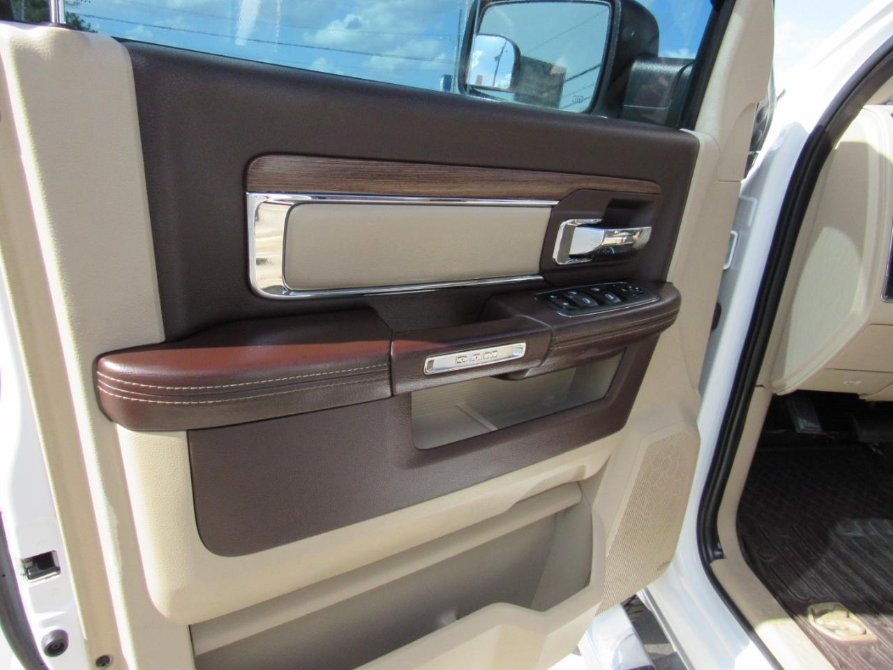 RAM 1500 4WD Quad Cab 140.5" Laramie 2014