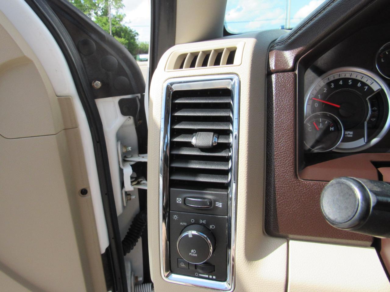 RAM 1500 4WD Quad Cab 140.5" Laramie 2014