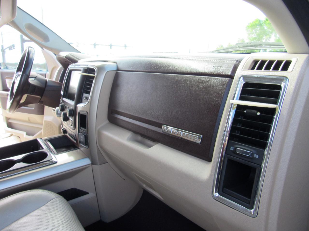 RAM 1500 4WD Quad Cab 140.5" Laramie 2014