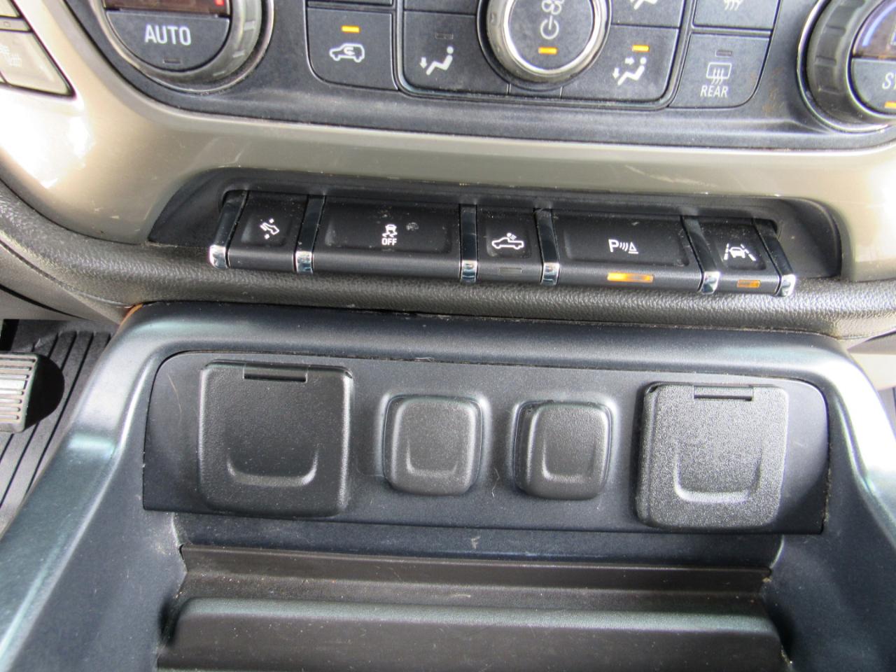 Chevrolet Silverado 1500 4WD Crew Cab 143.5" High Country 2017