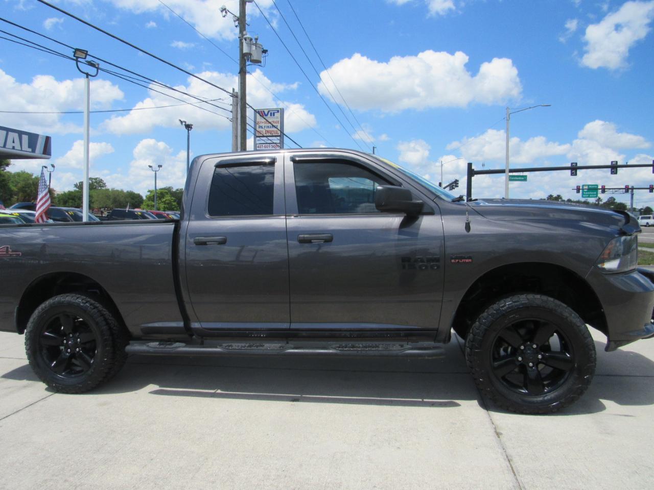 RAM 1500 Express 4x4 Quad Cab 6'4" Box 2017