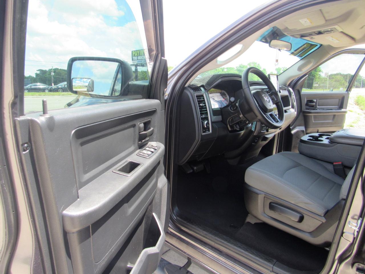 RAM 1500 Express 4x4 Quad Cab 6'4" Box 2017