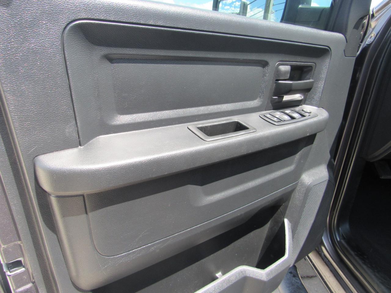 RAM 1500 Express 4x4 Quad Cab 6'4" Box 2017